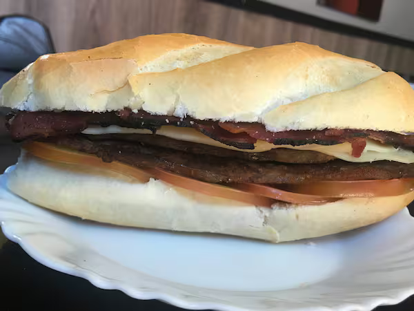 X-Bacon no pão francês — antes da edição